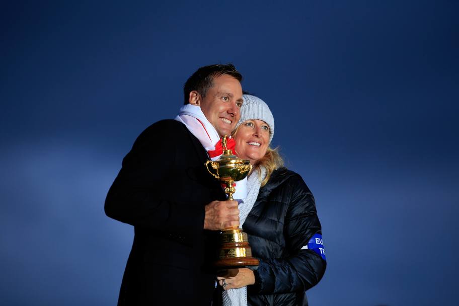 Ian Poulter con il trofeo e la moglie Katie